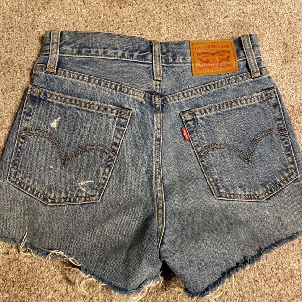 Levi’s wedgie fit denim mid rise shorts - Picture 2 of 3
